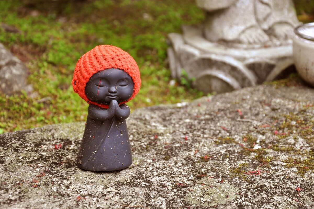 grieving-miscarriage-with-a-jizo-statue